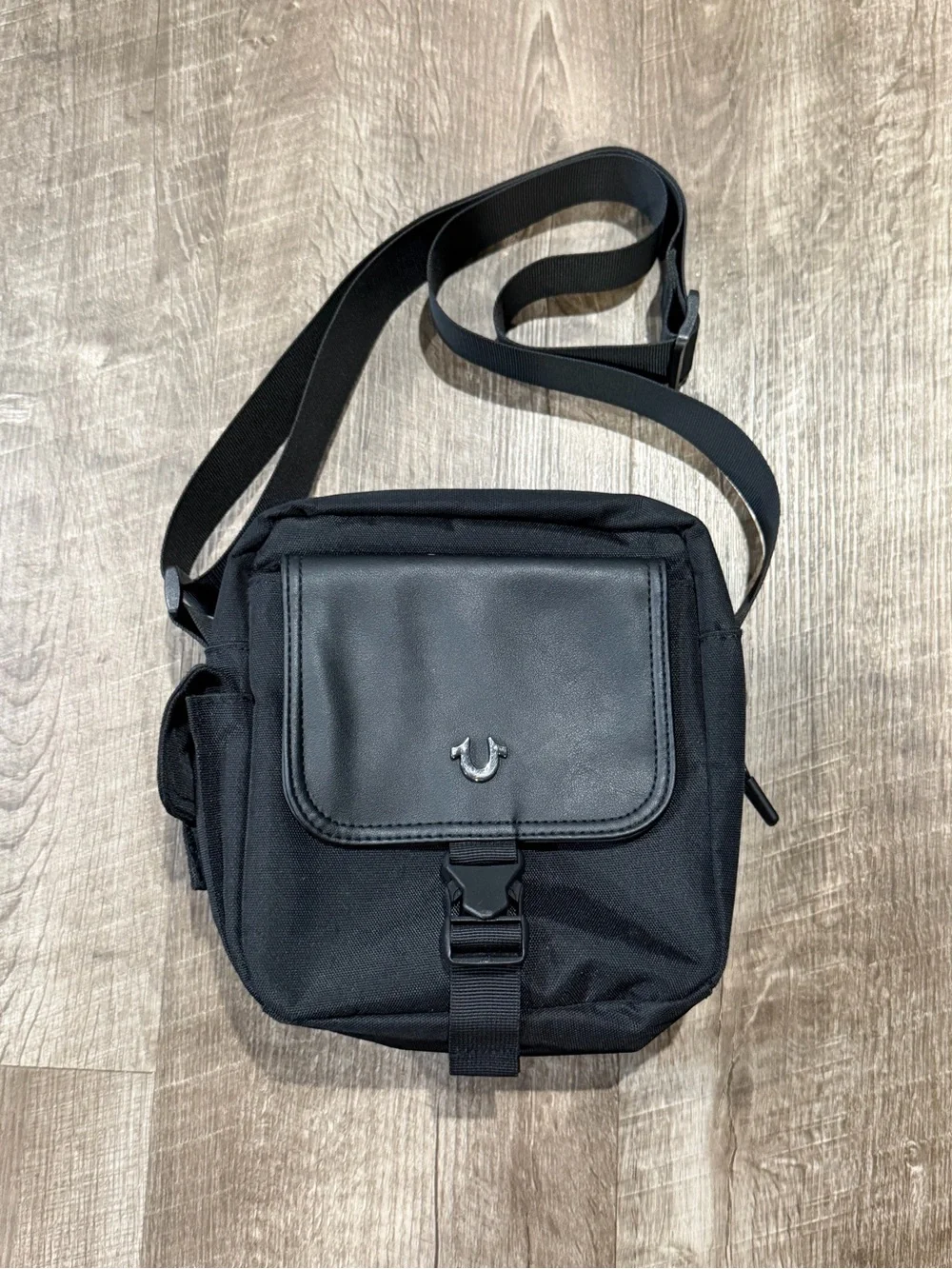 True Religion Men's Jet Cross Body Bag in black Euc